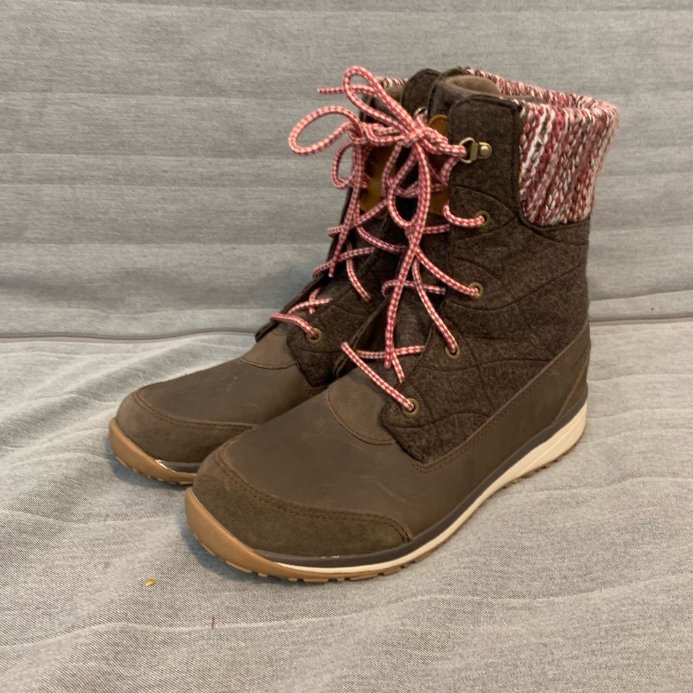 Salomon womens boots like new size 8